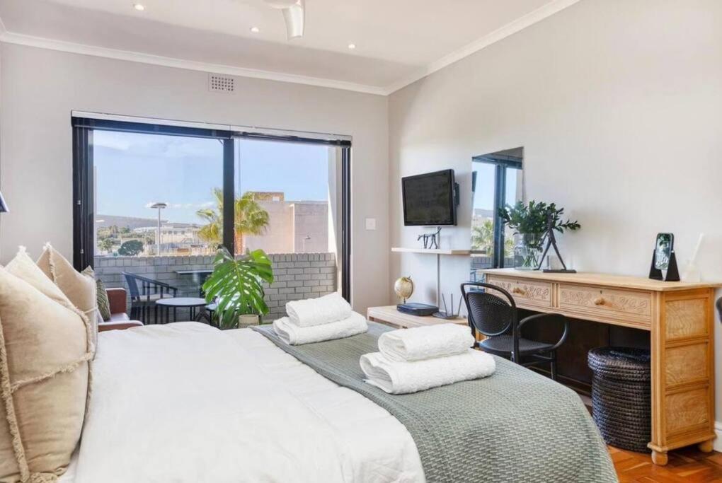 Footsteps To Promenade +inverter + Pets Cape Town