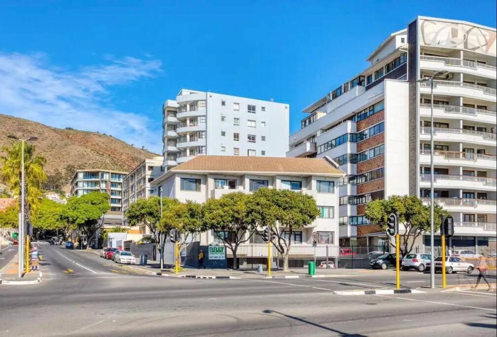 Apartment Footsteps To Promenade +inverter + Pets Cape Town